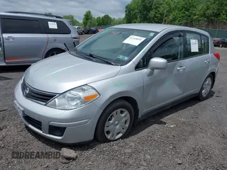 2010 Nissan Versa S z VIN 3N1BC1CP2AL403046, wystawiony jako IAAI lot #42318055 z przebiegiem 154 244 mil mil oraz . Historia ofert i sprzedaży dostępna na DreamBid. Obrazek 2.
