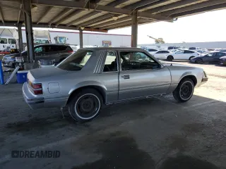 1983 Ford Mustang z VIN 1FABP26A1DF176922, wystawiony jako Copart lot #46378435 z przebiegiem 63 106 mil mil oraz Czysty tytuł • Clean title. Historia ofert i sprzedaży dostępna na DreamBid. Obrazek 3.