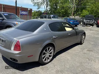 2006 Maserati Quattroporte z VIN ZAMCE39A960021168, wystawiony jako Copart lot #56921785 z przebiegiem 54 505 mil mil oraz Tytuł czysty. Historia ofert i sprzedaży dostępna na DreamBid. Obrazek 4.