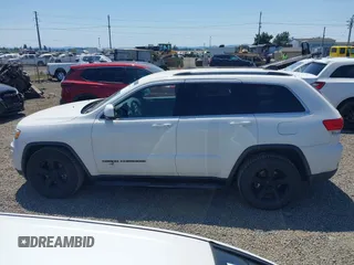2017 Jeep Grand Cherokee Altitude z VIN 1C4RJEAG6HC845961, wystawiony jako IAAI lot #42688844 z przebiegiem 144 390 mil mil oraz . Historia ofert i sprzedaży dostępna na DreamBid. Obrazek 14.