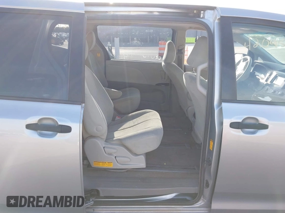 2013 Toyota Sienna L z VIN 5TDZK3DC2DS321418, wystawiony jako IAAI lot #42095972 z przebiegiem 189 688 mil mil oraz . Historia ofert i sprzedaży dostępna na DreamBid. Obrazek 8.