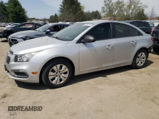 2015 Chevrolet Cruze LS z VIN 1G1PA5SG4F7119505, wystawiony jako Copart lot #53364275 z przebiegiem 86 609 mil mil oraz Szkody całkowita. Historia ofert i sprzedaży dostępna na DreamBid. Obrazek 1.