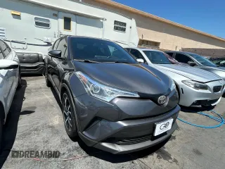 2018 Toyota C-HR XLE z VIN NMTKHMBX1JR004008, wystawiony jako Copart lot #61504265 z przebiegiem 106 802 mil mil oraz Czysty tytuł • Clean title. Historia ofert i sprzedaży dostępna na DreamBid. Obrazek 1.