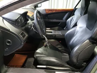 2005 Aston Martin DB9 z VIN SCFAD01A25GA00018, wystawiony jako Copart lot #84703534 z przebiegiem 19 831 mil mil oraz Tytuł czysty. Historia ofert i sprzedaży dostępna na DreamBid. Obrazek 7.