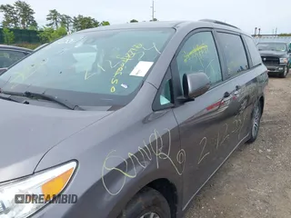 2019 Toyota Sienna XLE Auto Access Seat z VIN 5TDYZ3DC2KS976344, wystawiony jako IAAI lot #42250671 z przebiegiem Nie podano mil oraz . Historia ofert i sprzedaży dostępna na DreamBid. Obrazek 6.
