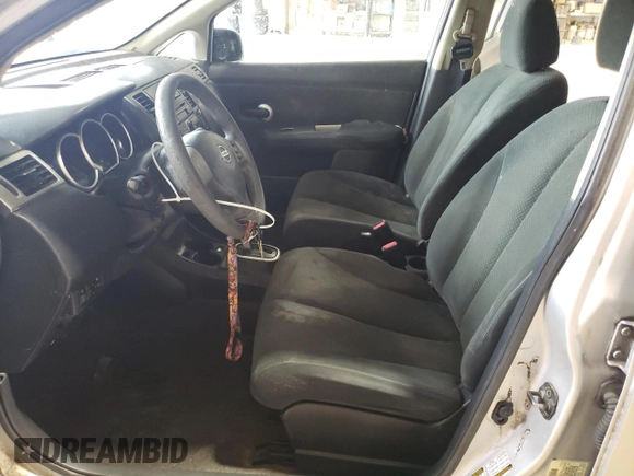 2010 Nissan Versa S z VIN 3N1BC1CP5AL376294, wystawiony jako Copart lot #57912125 z przebiegiem 199 491 mil mil oraz Szkoda całkowita • Salvage title. Historia ofert i sprzedaży dostępna na DreamBid. Obrazek 7.