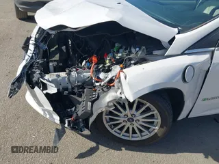 2013 Ford Focus Electric z VIN 1FADP3R42DL196988, wystawiony jako IAAI lot #41425512 z przebiegiem 72 578 mil mil oraz . Historia ofert i sprzedaży dostępna na DreamBid. Obrazek 16.