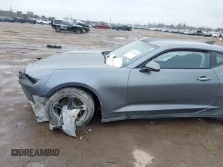2020 Chevrolet Camaro 1LT z VIN 1G1FB1RX9L0128079, wystawiony jako IAAI lot #41173693 z przebiegiem 88 846 mil mil oraz . Historia ofert i sprzedaży dostępna na DreamBid. Obrazek 6.