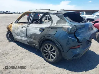 2024 Buick Encore GX Avenir z VIN KL4AMFSL2RB048047, wystawiony jako IAAI lot #42156300 z przebiegiem Nie podano mil oraz . Historia ofert i sprzedaży dostępna na DreamBid. Obrazek 3.