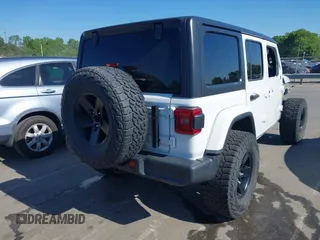 2018 Jeep Wrangler Unlimited Sahara z VIN 1C4HJXEG4JW106111, wystawiony jako IAAI lot #41994833 z przebiegiem 99 583 mil mil oraz . Historia ofert i sprzedaży dostępna na DreamBid. Obrazek 4.