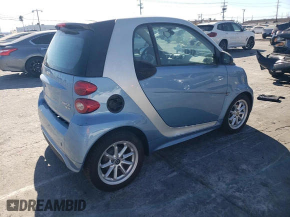 2014 Smart fortwo Passion z VIN WMEEJ9AA5EK778600, wystawiony jako Copart lot #70270444 z przebiegiem 20 545 mil mil oraz Tytuł czysty. Historia ofert i sprzedaży dostępna na DreamBid. Obrazek 3.
