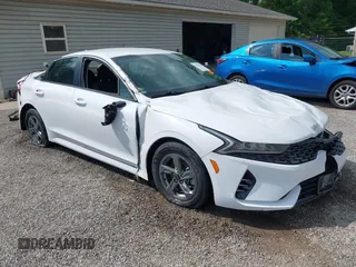 2023 Kia K5 LXS z VIN 5XXG14J25PG189448, wystawiony jako IAAI lot #42258739 z przebiegiem 29 188 mil mil oraz . Historia ofert i sprzedaży dostępna na DreamBid. Obrazek 1.