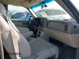 2000 Chevrolet Suburban LS with VIN 3GNEC16T3YG164300, listed as a IAAI auction lot 42003857 with 204,721 mi miles. Bid and sale history available at carsss.com. Image 5.