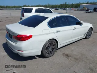 2018 BMW 5 Series 530i z VIN WBAJA5C53JG898590, wystawiony jako IAAI lot #42143629 z przebiegiem 135 111 mil mil oraz . Historia ofert i sprzedaży dostępna na DreamBid. Obrazek 4.