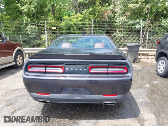 2018 Dodge Challenger SXT z VIN 2C3CDZAG1JH143140, wystawiony jako IAAI lot #42289674 z przebiegiem 79 764 mil mil oraz . Historia ofert i sprzedaży dostępna na DreamBid. Obrazek 17.