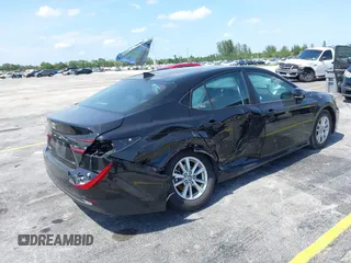 2025 Toyota Camry LE z VIN 4T1DAACK5SU071607, wystawiony jako IAAI lot #42377715 z przebiegiem Nie podano mil oraz . Historia ofert i sprzedaży dostępna na DreamBid. Obrazek 4.