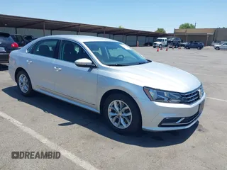2017 Volkswagen Passat S z VIN 1VWAT7A32HC009657, wystawiony jako IAAI lot #42541472 z przebiegiem 100 026 mil mil oraz . Historia ofert i sprzedaży dostępna na DreamBid. Obrazek 1.