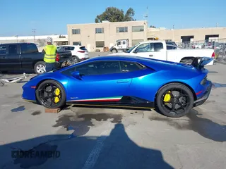 2019 Lamborghini Huracan z VIN ZHWUD4ZF8KLA11733, wystawiony jako IAAI lot #41433768 z przebiegiem 11 736 mil mil oraz . Historia ofert i sprzedaży dostępna na DreamBid. Obrazek 14.