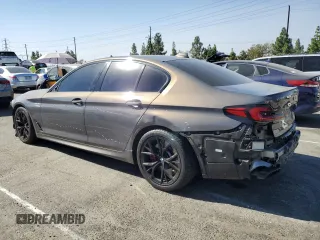 2022 BMW 5 Series M550i xDrive z VIN WBA13BK0XNCJ23778, wystawiony jako Copart lot #76946634 z przebiegiem 24 889 mil mil oraz Szkoda całkowita • Salvage title. Historia ofert i sprzedaży dostępna na DreamBid. Obrazek 2.