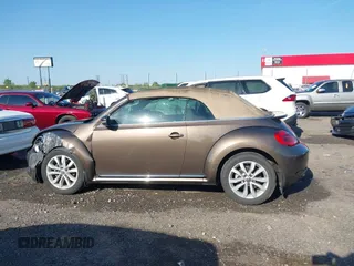 2015 Volkswagen Beetle z VIN 3VW5A7AT8FM818972, wystawiony jako IAAI lot #41966746 z przebiegiem 144 699 mil mil oraz . Historia ofert i sprzedaży dostępna na DreamBid. Obrazek 14.