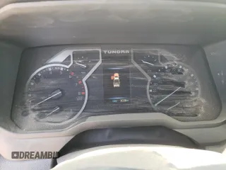 2022 Toyota Tundra SR z VIN 5TFKB5AA3NX013623, wystawiony jako Copart lot #56168634 z przebiegiem 3 038 mil mil oraz Szkoda całkowita • Salvage title. Historia ofert i sprzedaży dostępna na DreamBid. Obrazek 9.
