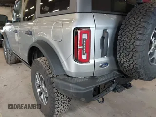 2024 Ford Bronco Badlands z VIN 1FMEE9BP6RLA08116, wystawiony jako IAAI lot #41837206 z przebiegiem 7807 mil mil oraz . Historia ofert i sprzedaży dostępna na DreamBid. Obrazek 17.