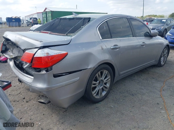2009 Hyundai Genesis with VIN KMHGC46FC9U068194, listed as a IAAI auction lot 41942097 with 277,354 mi miles. Bid and sale history available at carsss.com. Image 4.