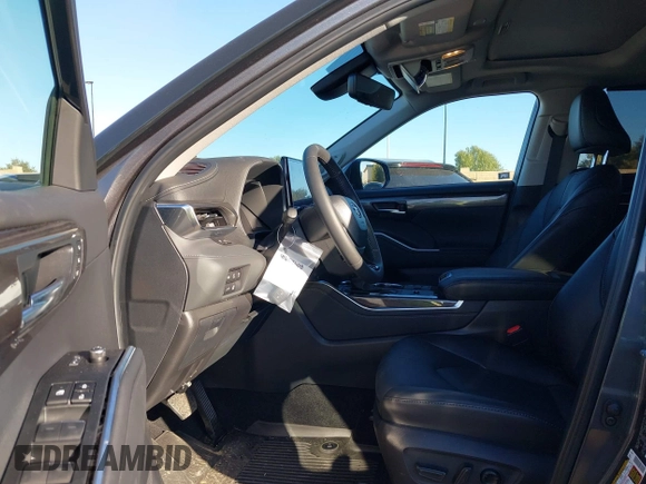 2024 Toyota Highlander LE z VIN 5TDKDRAH7RS534256, wystawiony jako IAAI lot #41609608 z przebiegiem 6 255 mil mil oraz . Historia ofert i sprzedaży dostępna na DreamBid. Obrazek 5.