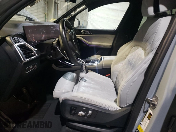 2023 BMW X7 xDrive40i z VIN 5UX23EM00P9P28204, wystawiony jako Copart lot #50878745 z przebiegiem 25 142 mil mil oraz Szkoda całkowita • Salvage title. Historia ofert i sprzedaży dostępna na DreamBid. Obrazek 7.