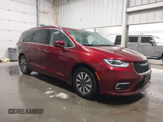 2021 Chrysler Pacifica Hybrid Touring L z VIN 2C4RC1L71MR581260, wystawiony jako IAAI lot #42014401 z przebiegiem 68 719 mil mil oraz . Historia ofert i sprzedaży dostępna na DreamBid. Obrazek 1.