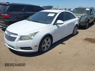 2014 Chevrolet Cruze 2LT z VIN 1G1PE5SB1E7231489, wystawiony jako IAAI lot #42299822 z przebiegiem 110 342 mil mil oraz . Historia ofert i sprzedaży dostępna na DreamBid. Obrazek 2.