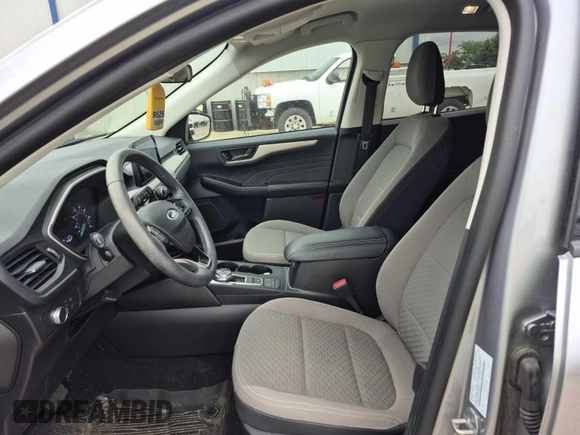2022 Ford Escape SE z VIN 1FMCU0G65NUB40925, wystawiony jako IAAI lot #42841804 z przebiegiem 54 950 mil mil oraz . Historia ofert i sprzedaży dostępna na DreamBid. Obrazek 7.
