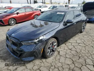 2024 BMW i5 eDrive40 z VIN WBY33FK03RCR93119, wystawiony jako Copart lot #43586895 z przebiegiem 2 266 mil mil oraz Szkoda całkowita • Salvage title. Historia ofert i sprzedaży dostępna na DreamBid. Obrazek 1.