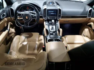 2017 Porsche Cayenne z VIN WP1AA2A24HKA91141, wystawiony jako Copart lot #88939575 z przebiegiem 72 140 mil mil oraz Szkoda całkowita • Salvage title. Historia ofert i sprzedaży dostępna na DreamBid. Obrazek 8.