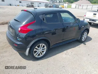 2013 Nissan Juke SL z VIN JN8AF5MV0DT214386, wystawiony jako IAAI lot #42521301 z przebiegiem 145 893 mil mil oraz . Historia ofert i sprzedaży dostępna na DreamBid. Obrazek 4.