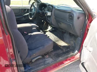 2003 GMC Sonoma SLS z VIN 1GTCS14H438272926, wystawiony jako IAAI lot #42098787 z przebiegiem 208 449 mil mil oraz . Historia ofert i sprzedaży dostępna na DreamBid. Obrazek 5.