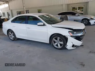2013 Volkswagen Passat SE z VIN 1VWBP7A39DC114411, wystawiony jako IAAI lot #42318646 z przebiegiem 129 694 mil mil oraz . Historia ofert i sprzedaży dostępna na DreamBid. Obrazek 1.