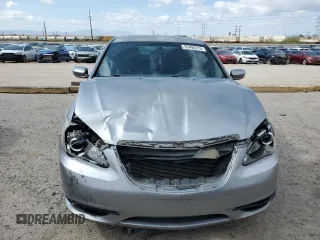 2014 Chrysler 200 Touring z VIN 1C3CCBBGXEN150223, wystawiony jako Copart lot #55494215 z przebiegiem 178 750 mil mil oraz Szkody całkowita. Historia ofert i sprzedaży dostępna na DreamBid. Obrazek 5.