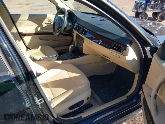 2011 BMW 3 Series 328i xDrive z VIN WBAPK7C51BA970796, wystawiony jako IAAI lot #41886963 z przebiegiem 143 619 mil mil oraz . Historia ofert i sprzedaży dostępna na DreamBid. Obrazek 5.