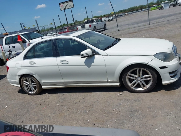 2012 Mercedes-Benz C 300 Sport z VIN WDDGF8BB9CR195595, wystawiony jako IAAI lot #42733339 z przebiegiem 221 125 mil mil oraz . Historia ofert i sprzedaży dostępna na DreamBid. Obrazek 13.
