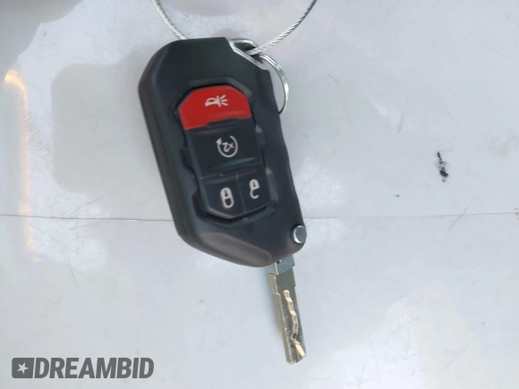 2018 Jeep Wrangler Unlimited Sahara z VIN 1C4HJXEN3JW306282, wystawiony jako IAAI lot #42302821 z przebiegiem 70 204 mil mil oraz . Historia ofert i sprzedaży dostępna na DreamBid. Obrazek 11.