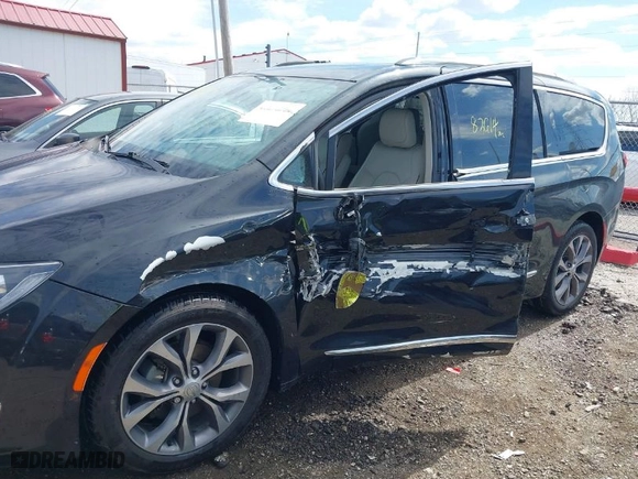 2017 Chrysler Pacifica Limited with VIN 2C4RC1GG0HR770093, listed as a IAAI auction lot 41876582 with 82,614 mi miles. Bid and sale history available at carsss.com. Image 6.