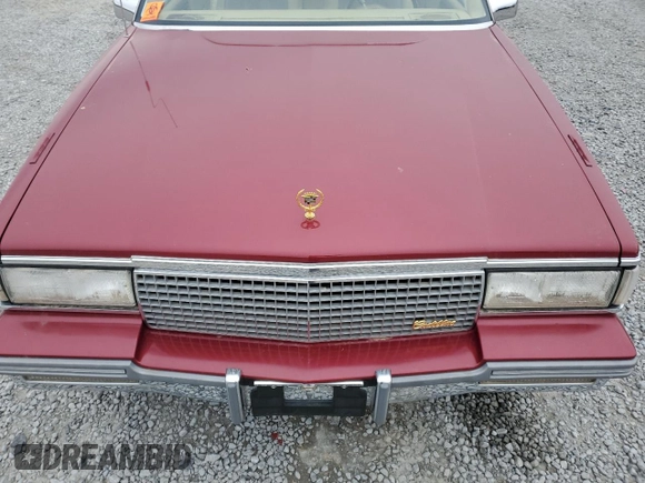 1987 Cadillac DeVille z VIN 1G6CD1181H4318101, wystawiony jako Copart lot #75354324 z przebiegiem Nie podano mil oraz Szkoda całkowita • Salvage title. Historia ofert i sprzedaży dostępna na DreamBid. Obrazek 11.