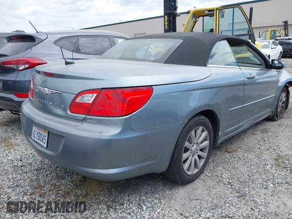 2010 Chrysler Sebring Touring z VIN 1C3BC5ED5AN187589, wystawiony jako IAAI lot #42014513 z przebiegiem 114 044 mil mil oraz . Historia ofert i sprzedaży dostępna na DreamBid. Obrazek 4.