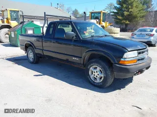 2002 Chevrolet S-10 LS with VIN 1GCDT19W528219000, listed as a IAAI auction lot 41971803 with 134,225 mi miles. Bid and sale history available at carsss.com. Image 1.