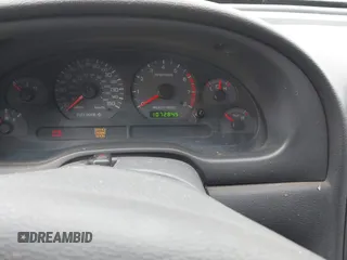 2002 Ford Mustang GT Deluxe z VIN 1FAFP45X32F169177, wystawiony jako IAAI lot #41880690 z przebiegiem 107 284 mil mil oraz . Historia ofert i sprzedaży dostępna na DreamBid. Obrazek 7.