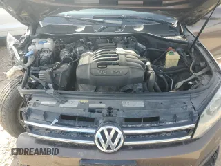 2013 Volkswagen Touareg Exec z VIN WVGEF9BP7DD009467, wystawiony jako Copart lot #47492725 z przebiegiem 109 511 mil mil oraz Szkoda całkowita • Salvage title. Historia ofert i sprzedaży dostępna na DreamBid. Obrazek 12.