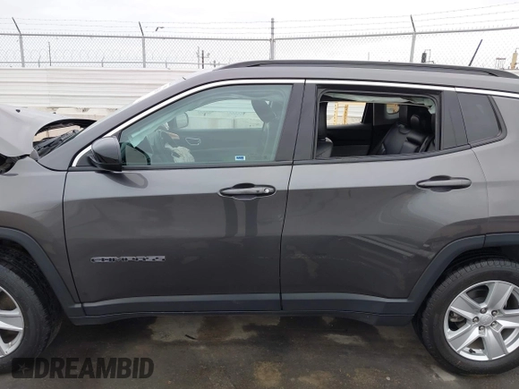 2022 Jeep Compass Latitude z VIN 3C4NJDBB2NT176163, wystawiony jako IAAI lot #42042396 z przebiegiem 174 025 mil mil oraz . Historia ofert i sprzedaży dostępna na DreamBid. Obrazek 14.