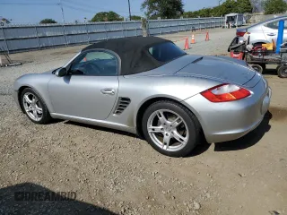 2006 Porsche Boxster z VIN WP0CA29806U711990, wystawiony jako Copart lot #56735625 z przebiegiem 110 892 mil mil oraz Czysty tytuł • Clean title. Historia ofert i sprzedaży dostępna na DreamBid. Obrazek 2.