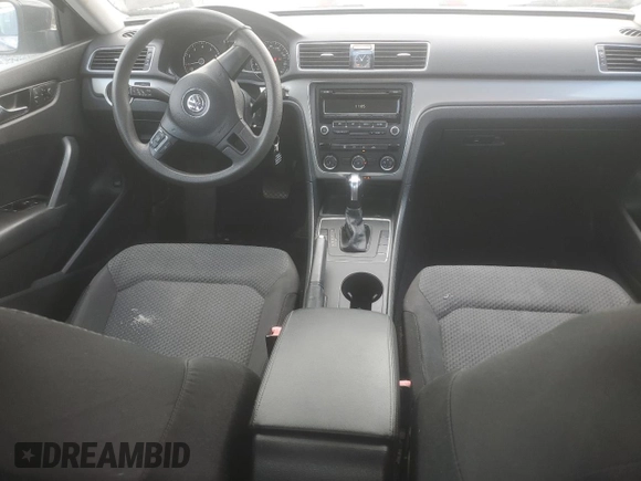 2014 Volkswagen Passat S z VIN 1VWAS7A34EC025857, wystawiony jako Copart lot #55750215 z przebiegiem 221 764 mil mil oraz Czysty tytuł • Clean title. Historia ofert i sprzedaży dostępna na DreamBid. Obrazek 8.